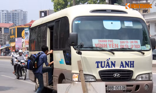 Đáng chú ý, thời điểm mà phóng viên ghi hình (sáng 15/7) trên đoạn đường có lực lượng CSGT chốt điểm để xử lí những phương tiện vi phạm nhưng hầu như các lái xe khách không hề tỏ ra sợ hãi, ngược lại họ vẫn thản nhiên dừng đón khách như chốn không người. Điển hình là xe khách mang BKS: 88B-003.06 này.