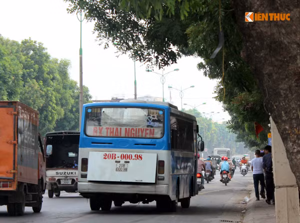 Còn đây là hình ảnh chiếc xe mang BKS: 20B-000.98 đi chuyển rất chậm và gần như chiếc xe này lấn toàn bộ phần đường dành cho xe máy, xe thô sơ... đang di chuyển cùng chiều.