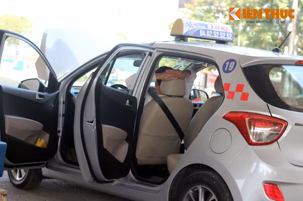 Nắng nóng, nhiều lái xe taxi cũng tranh thủ mở cửa xe ra cho không khí thoáng mát chui vào. Không chỉ yên xe máy phơi nắng, ghế da trong các ô tô đóng kín, không bật điều hòa cũng khá nóng, có thể ảnh hưởng đến bộ phận sinh dục của người ngồi.