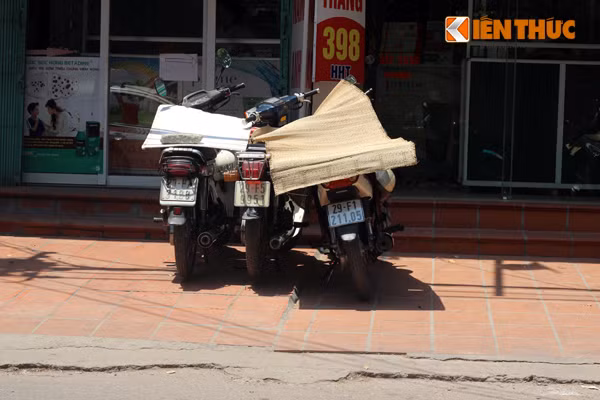 Người dân phải dùng nhiều cách nhằm giúp yên xe máy tránh khỏi nắng nóng, như đắp chiếu...