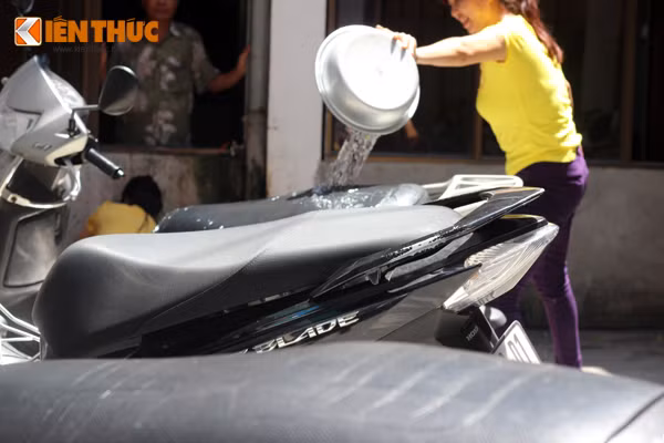 ... Phải dùng nước lạnh dội vào yên xe để giảm độ nóng trước khi ngồi lên.