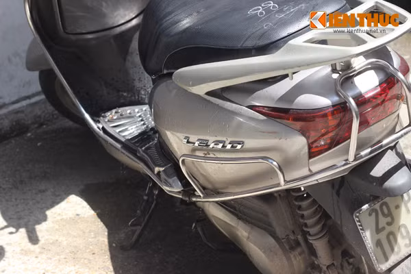 Tuy nhiên, chỉ trong chốc lát là nước đã bay hơi hết vì yên xe quá nóng.