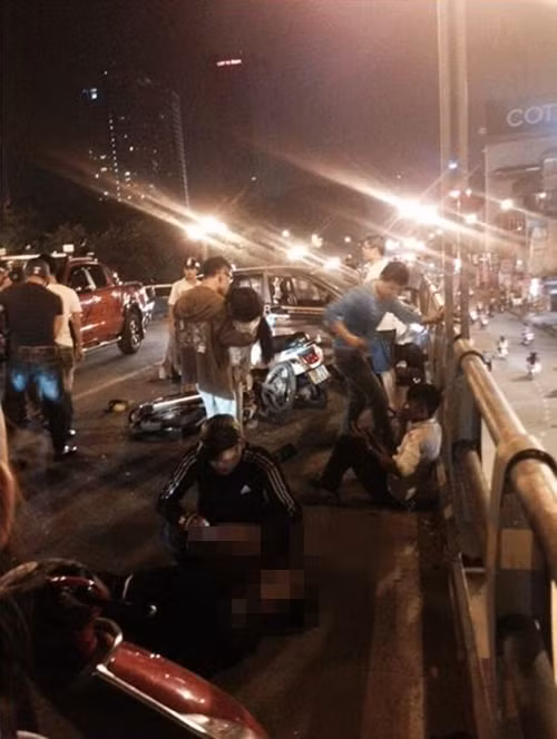 Ha Noi: “Taxi dien” dam hàng loạt xe máy tren cau vuot Thai Ha