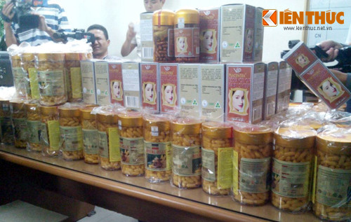 Tang vật của vụ việc là các lọ thực phẩm chức năng từ sữa ong chúa, nhau thai cừu.