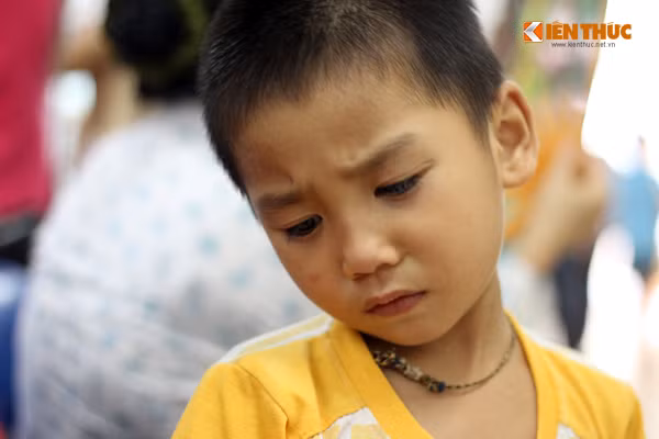 Nhắc đến quà 1/6, em Hoàng Trọng Tấn (4 tuổi, ở Yên Bái) rất buồn bã vì không nhận được. Em phải xuống Bệnh viện Nhi Trung ương điều trị bệnh đại tràng.