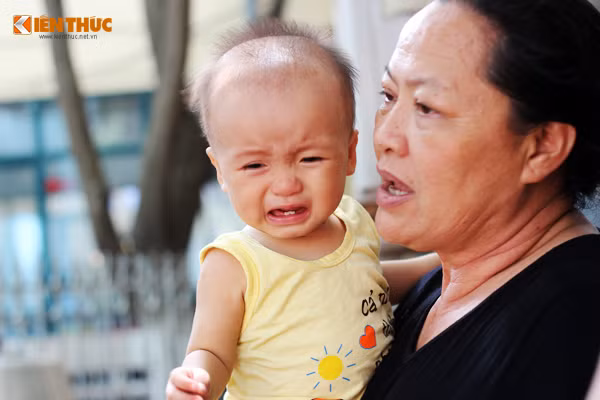 Mặc dù được bà nội dỗ dành nhưng bé Lê Thị Lưu Ly (10 tháng tuổi, ở Cầu Diễn, Hà Nội) vẫn liên tục gào khóc vì đau nhức trong tai (bé đi khám tai).