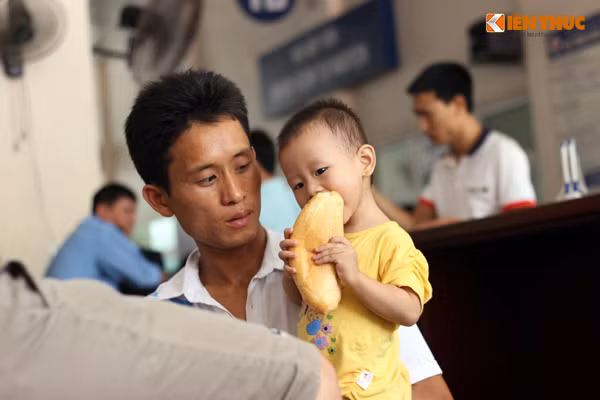 Nhiều em nhỏ phải gặm bánh mì chống đói.