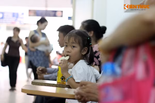 Nhai từng miếng bánh nhỏ, uống thêm ngụm nước để lấy sức chống chọi với bệnh tật.