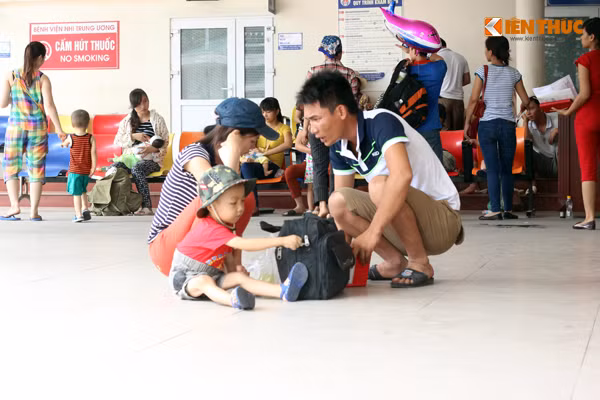 Hầu hết các ông bố, bà mẹ khi đưa con đến Bệnh viện Nhi Trung ương chẳng có tâm trí nào chú ý đến việc mua quà tặng con nhân ngày Quốc tế thiếu nhi. Họ chỉ mong làm sao để khám, chữa bệnh cho con mình thật nhanh.