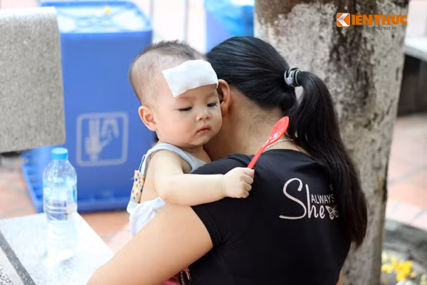 ...Những giọt nước trên khuôn mặt buồn bã của các em nhỏ trong Bệnh viện Nhi Trung ương khiến ai cũng xót thương.