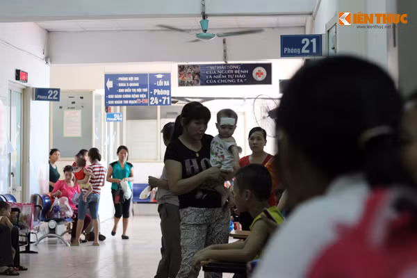 Không giống như nhiều bạn cùng trang lứa được ở nhà, nhận quà hay được người thân đưa đến các điểm vui chơi, giải trí trong ngày Quốc tế thiếu nhi 1/6, nhiều bệnh nhi đang phải nằm vạ vật trong thời tiết nắng nóng, buồn bã, mệt mỏi vì bệnh tật tại Bệnh viện Nhi Trung ương.