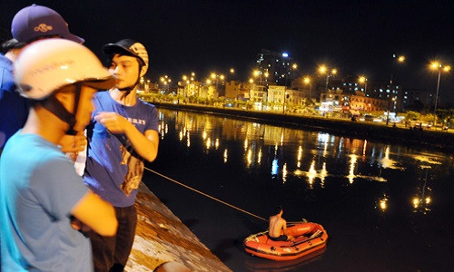 Bang hoang thieu nu om gau bong nhay xuong song Da