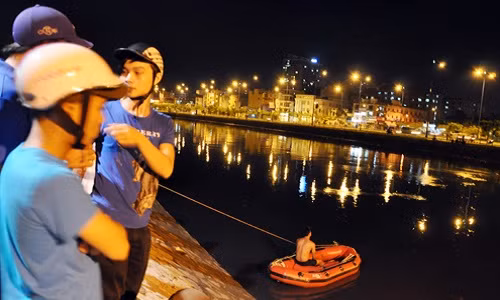 Bang hoang thieu nu om gau bong nhay xuong song Da