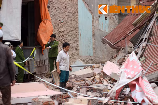 Chủ nhân ngôi nhà thẫn thờ nhìn đống đổ nát.