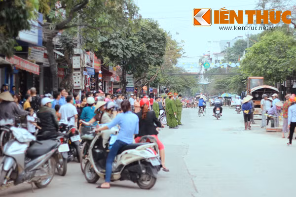 Hàng chục cảnh sát được huy động tới hiện trường.