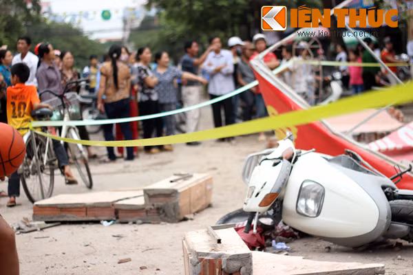 Theo thông tin ban đầu, ngôi nhà bị sập hiện đang kinh doanh giày dép. Trước thời điểm xảy ra sự cố, nhiều người đang làm việc bình thường bên trong, chỉ đến khi nghe tiếng chủ nhân ngôi nhà 161 (bên cạnh) hô hoán nhà sắp sập thì họ mới tá hỏa chạy ra. Nguyên nhân khiến ngôi nhà bị sập bước đầu cơ quan chức năng xác định có thể do lô đất bên cạnh đào móng quá sâu. Ảnh: Chiếc xe máy dựng phía ngoài ngôi nhà vỡ nát sau sự cố.