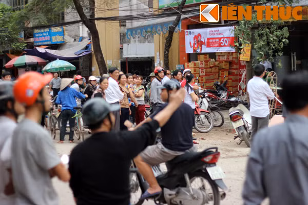 Hàng trăm người dân hiếu kỳ theo dõi vụ việc.