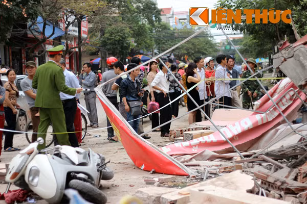 Ngay sau khi xảy ra vụ việc, lực lượng Công an đã nhanh chóng có mặt, phong tỏa hiện trường, di dời một số tài sản bị hư hỏng nhẹ của gia đình gặp nạn ra ngoài.