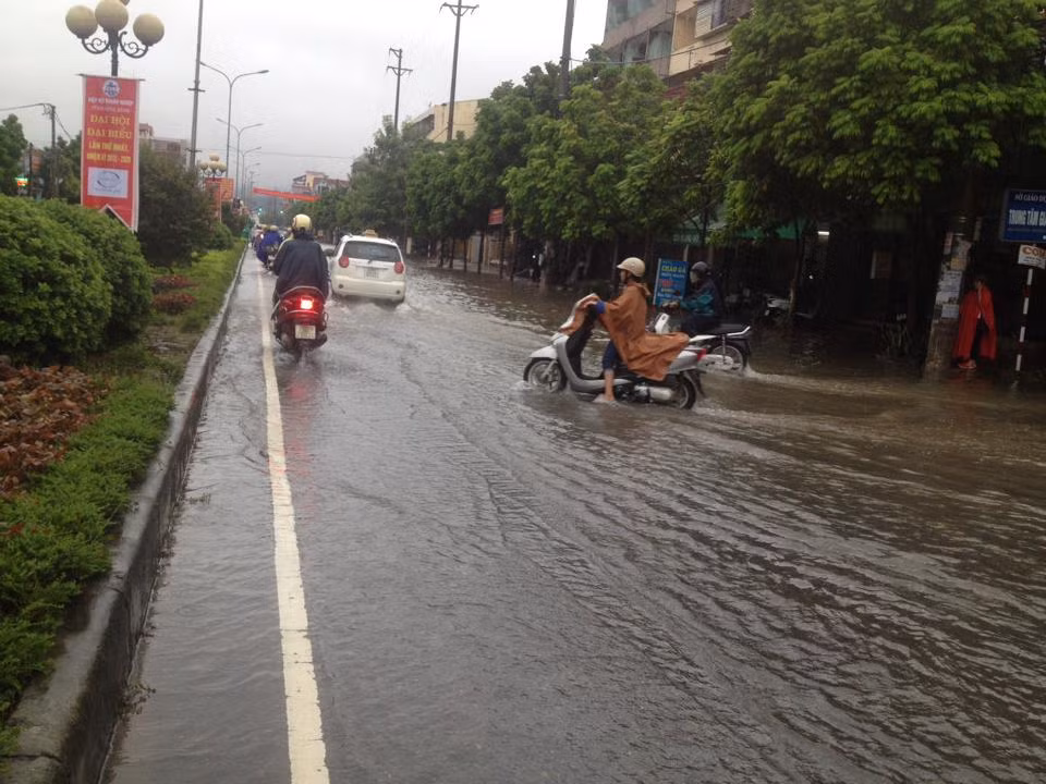 Một số tuyến đường của TP Hòa Bình cũng bị ngập sâu trong nước vào sáng nay. Ảnh: Hồng Duyên.