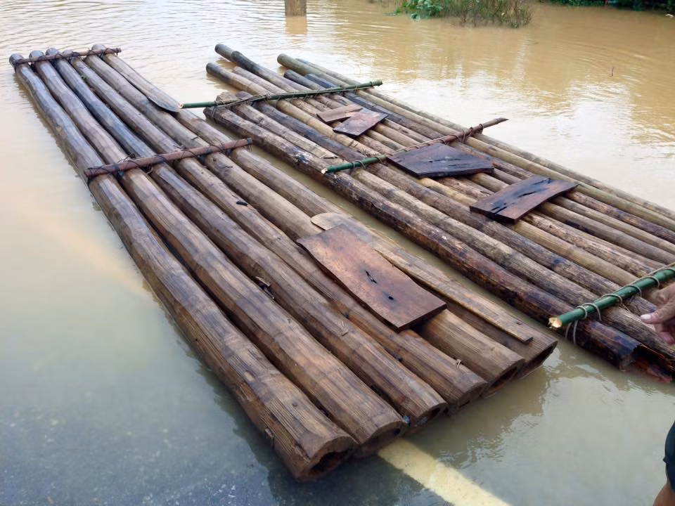 Cận cảnh chiếc bè mảng mà người dân sử dụng để di chuyển qua đường bị ngập.