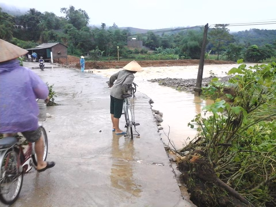 Nhiều đồng ruộng của người dân ở xã Hợp Kim (Kim Bôi) nằm sát với các dòng suối bị nước lũ đánh sói mòn.