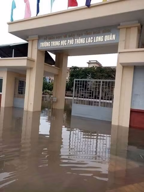 Trường THPT Lạc Long Quân ở Phường Tân Thịnh, TP Hoà Bình bị ngập khá sâu.
