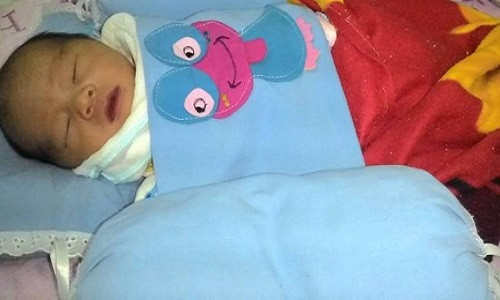 Cúu sóng bé trai còn nguyen day rón bị vut trong thùng xóp