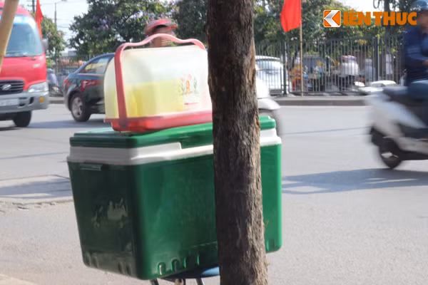 " Trà đá miễn phí" được đặt ngay trước cửa nhà của anh Nam Anh và gần với mặt đường nên nhiều người qua lại rất dễ nhìn thấy.