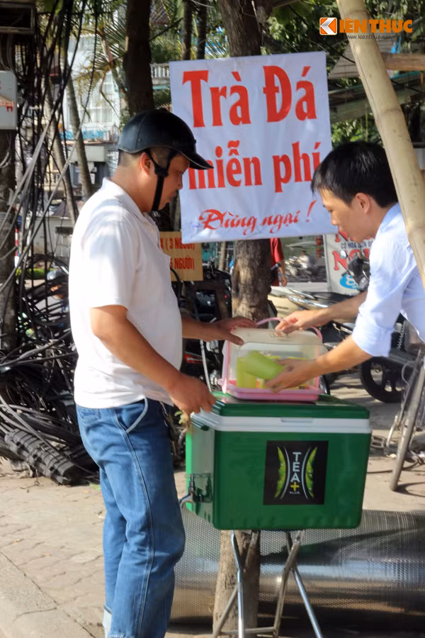 Cốc trà đá miễn phí, mát lạnh phần nào xóa đi cơn khát của người đi đường.