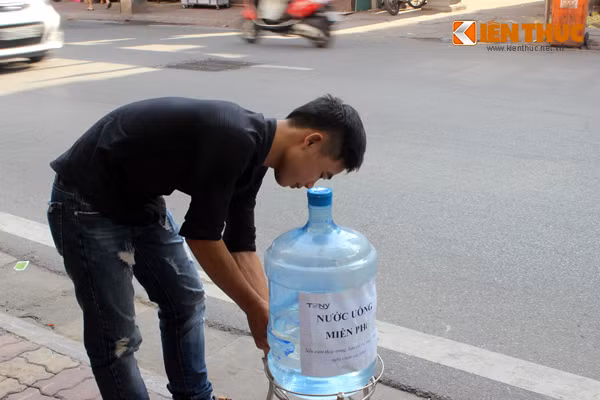 Nhiều người đi đường cảm thấy "mát lòng" trước những tấm lòng tốt hiếm thấy ở đất Thủ đô. Anh Nguyễn V.T. chia sẻ: "Đây là lần đầu tiên mình được uống nước lọc miễn phí và cũng lần đầu tiên thấy việc làm này xuất hiện ở Hà Nội. Hy vọng rằng, sẽ có nhiều tấm lòng tốt hơn nữa để giúp đỡ cho những người đi đường". "Đúng là một việc làm tử tế giữa lòng Thủ đô, mong rằng việc làm này sẽ được nhân rộng ra nhiều hơn nữa", cô Nguyễn Thị Lan, một người bán hàng rong xúc động nói.