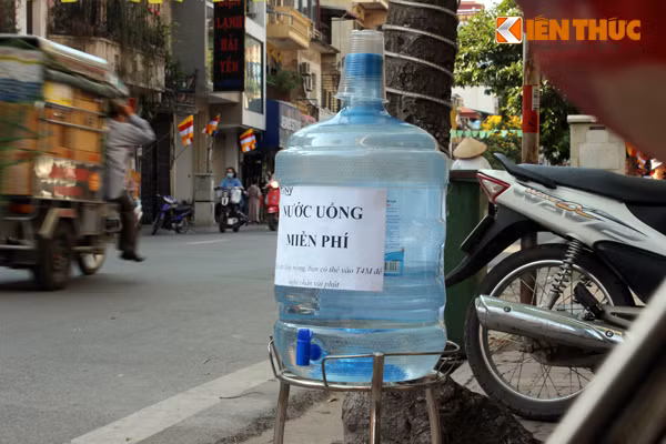 Cũng mong muốn làm từ thiện, giúp người, anh Nguyễn Văn Khải đã tự mình mua những bình nước lọc đặt ngay trước cửa hàng của gia đình (số 209, Bạch Mai, Hà Nội) miễn phí cho người đi đường.