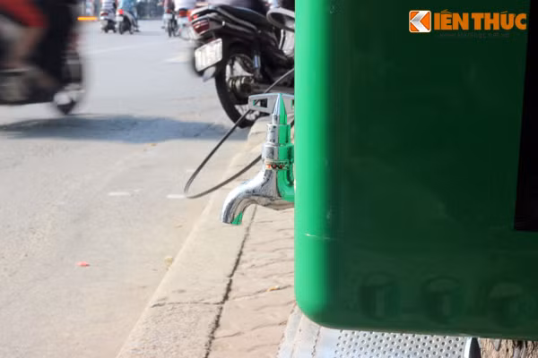 Chia sẻ về việc làm của mình, anh Trần Nam Anh cho biết: "Mình cũng chỉ muốn các anh, chị cô bác đặc biệt là những người lao động mệt nhọc uống ngụm nước cho đỡ khát trước cái nắng gắt. Mình làm vậy chẳng mong nhận được lợi lộc gì hy vọng giúp đỡ mọi người thôi. Cũng mong việc làm này sẽ được nhân rộng ra, giúp đỡ cho nhiều người chứ không phải ở mỗi điểm trước cửa nhà mình nữa".