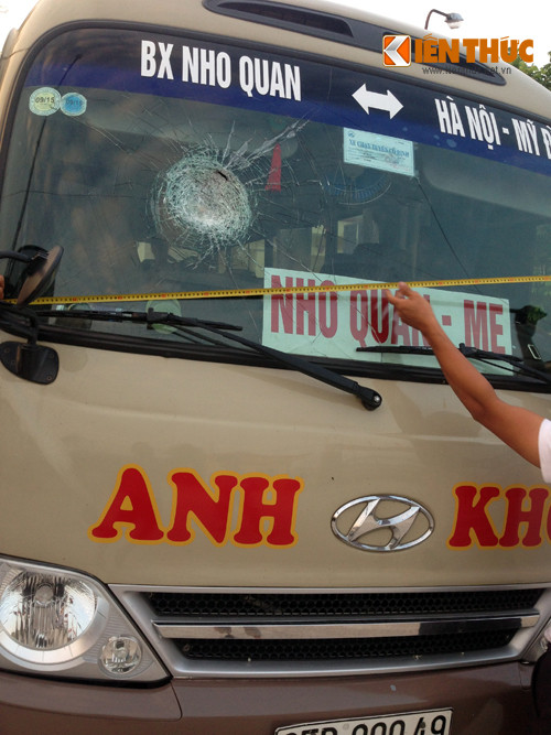 Xe khach bi nem da giua ban ngay, hanh khach hoang loan