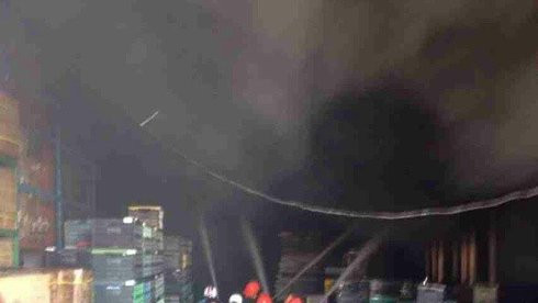 Lực lượng cứu hỏa nỗ lực dập lửa.