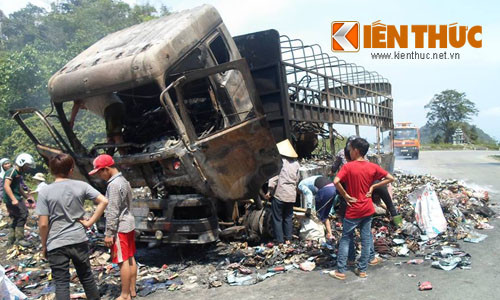 Xe tai cho 2 tan hang bi chay tro khung sat