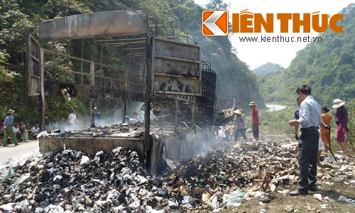 Xe tai cho 2 tan hang bi chay tro khung sat-Hinh-2