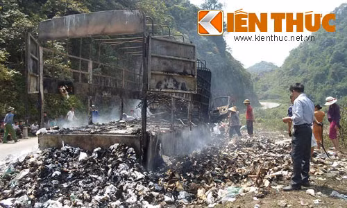 Xe tai cho 2 tan hang bi chay tro khung sat-Hinh-2