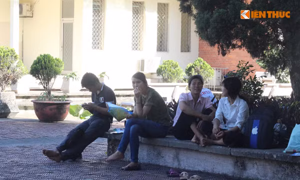 Nắng nóng bắt đầu gay gắt từ sớm, các phụ huynh nhanh chóng tìm những bóng râm để "ẩn nấp", chờ đợi các sĩ tử.