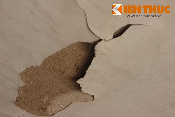 Trần nhà trên tầng 4 luôn trong tình trạng có thể rơi xuống bất cứ lúc nào.