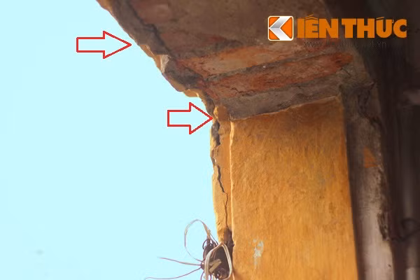 Ở một ô cửa sổ hành lang trên tầng 4 có những vết rạn nứt ngày càng kéo dài và lan rộng.