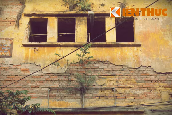 Theo người dân ở đây, đã gần 6 thập kỷ sử dụng, hầu như toàn bộ hệ thống cơ sở vật chất khu C5 không được tu sửa nên ngày càng xuống cấp nghiêm trọng, đe dọa sự an toàn của họ. Ảnh chụp mảng tường bên ngoài (giữa tầng 3) của KTT C5 bị rạn nứt và bong hết lớp vữa, trơ gạch bên trong.