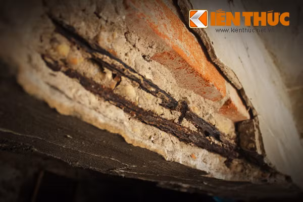 Các hộ dân cho biết, đến thời điểm này, tầng 1 nhà C5 đã lún sâu so với mặt đường khoảng 2m, các dầm ở tầng 2, 3, 4 đều đã yếu và nứt, một số đoạn trơ cả lõi sắt ra bên ngoài.