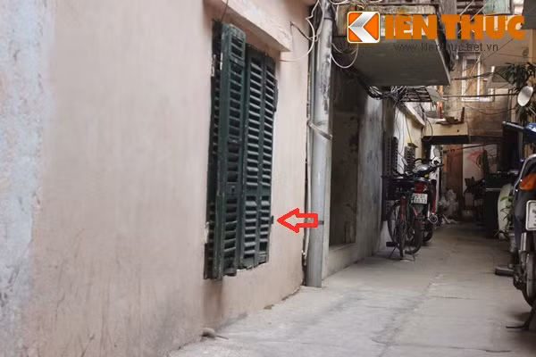 Ở tầng 1 nhà C5, cửa sổ chỉ cách mặt đất hơn 30 cm. "Nếu trời mưa to khoảng 2 tiếng là nhà chúng tôi coi như ngập hết toàn bộ đồ đạc, vật dụng luôn", anh Vũ Anh Hoàng cho biết thêm.