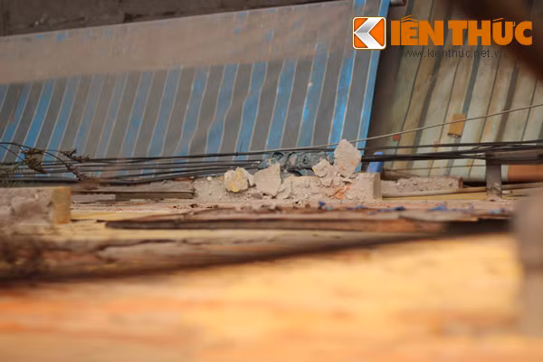 Hàng ngày, vữa từ những bức tường cũ kỹ tầng 4 tiếp tục bong ra và rơi xuống rất nhiều.