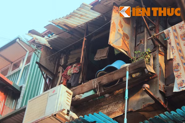 Mặc dù khu tập thể đã xuống cấp nghiêm trọng nhưng nhiều hộ gia đình vẫn cố gắng bám trụ bằng cách cơi nới ra phía bên ngoài, hoặc trát lại những vết tường bị rạn nứt.