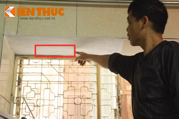 Anh Vũ Anh Hoàng, 47 tuổi, sống trong căn hộ khoảng 18m2 ở tầng 1, cho hay: "Năm ngoái tôi tự sửa lại những chỗ nứt, hở lõi sắt nhưng nay những chỗ sửa lại bị nứt ra. Mọi người trong khu tập thể họp với nhau nhiều lần rồi nhưng vẫn chẳng có gì thay đổi. Tường nhà thì cứ rơi và rạn nứt, nếu không tự sửa cũng chẳng có ai sửa cho".