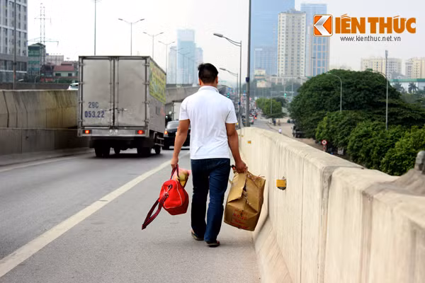  Trước đó, để đảm bảo trật tự an toàn giao thông đồng thời hạn chế tình trạng người đi bộ đi lên đường vành đai III trên cao, từ ngày 1/11/2014, lực lượng Công an quận Thanh Xuân (Hà Nội) đã kết hợp cùng đội CSGT số 7 ra quân và xử lý nhiều trường hợp vi phạm.