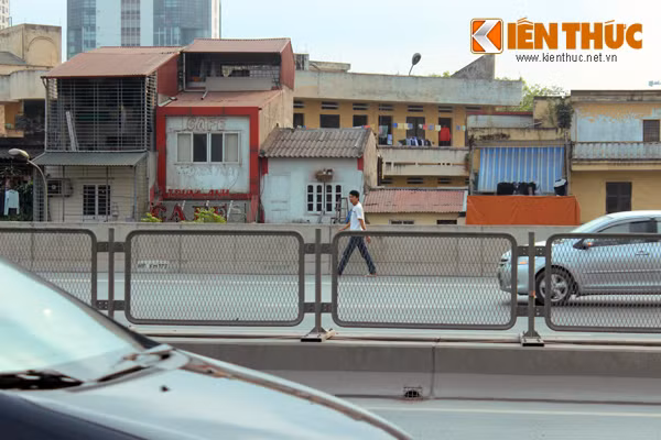 Ghi nhận của PV Kiến Thức chiều ngày 16/4, có hàng chục người đi bộ thản nhiên đi lên đường vành đai III trên cao để bắt xe khách.