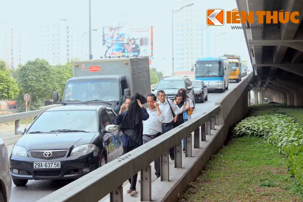 Mỗi ngày có hàng chục đoàn người, cá nhân đi bộ lên, xuống đường vành đai III trên cao. Theo Nghị định 171 thì người đi bộ vào đường cao tốc, đường cấm sẽ áp dụng mức phạt là 100 nghìn đồng/người, xe máy đi vào đường cao tốc trên cao là 300 nghìn đồng/người, tước giấy phép lái xe 30 ngày. Thế nhưng nhiều người dân vẫn "không sợ" và cố tình vi phạm.