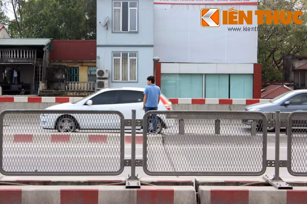 Mặc cho những chiếc xe ô tô đang lưu thông với tốc độ nhanh, nguy hiểm nam thanh niên này vẫn liều mình bước lên đường trên cao để đứng đợi xe khách.